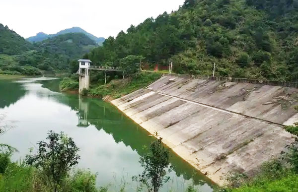 水庫水怎么處理成自來水供村鎮(zhèn)居民飲水用？